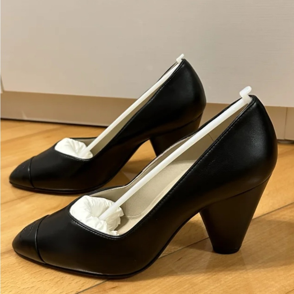 Chanel elegant black pumps. Never worn at all. Comes with  box and dust bag.